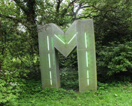 -M- Monument voor een monument