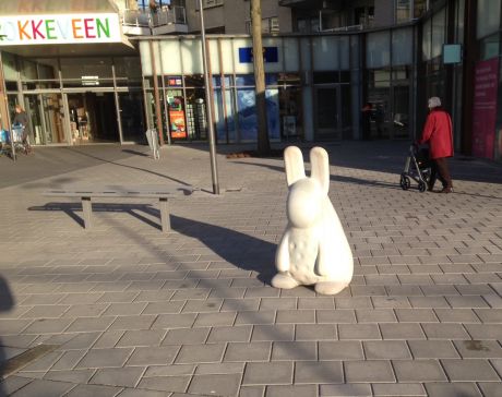Zittend betonnen konijn