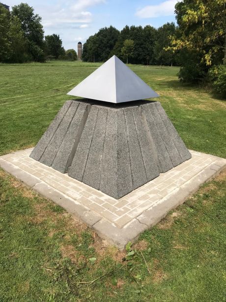 Piramide en Obelisk: Piramide